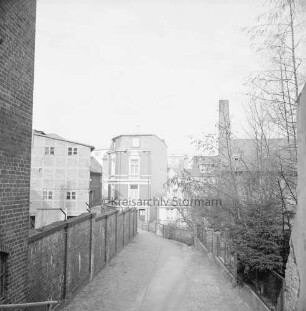 Mühlengang: Blick Richtung Kirchberg: hinten links ehemalige Kornwassermühle: hinten Mitte Wohnhäuser: hinten rechts ehemaliges Fabrikgebäude