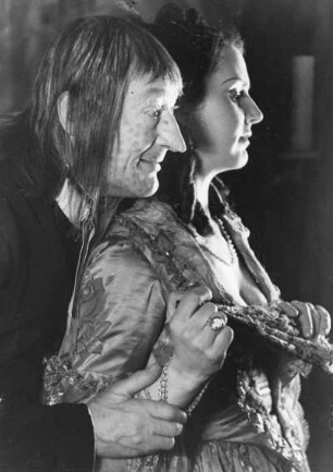 Hamburg. Die Schauspieler Jutta von Oppermann als Elmire und Wolf v. Beneckendorff (1891-1960) als Tartüff während einer Aufführung der Komödie "Tartüff" im Thalia-Theater 1946