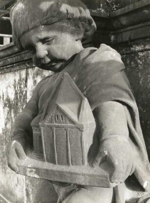 Putto mit Architekturmodell : Putto mit Architekturmodell. Sandstein (um 1905). Hüftstück. Dresden-Altstadt, Schloßplatz 1, Baustelle Ständehaus (Bauphase Substanzsicherung / Wiederaufbau Dach)