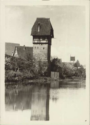 Dinkelsbühl. Bäuerlinsturm über die Wörnitz gesehen : Dinkelsbühl. Bäuerlinsturm mit Fachwerkgeschoss, Wahrzeichen der Stadt