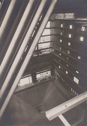 Kessel 26, W.II, Montage - Brennkammer von oben; mit Blick auf Entaschungstrichter