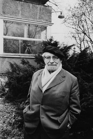 Der Schauspieler Wolfgang Heinz in seinem Garten in Berlin-Spindlersfeld