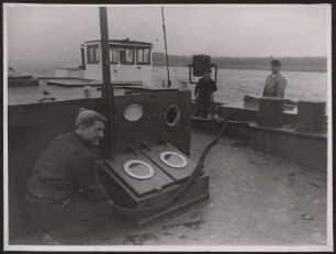 Drei Männer auf einem Schiff