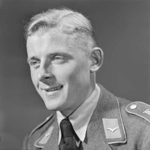 Portrait eines Mannschaftsmitglied der Luftwaffe, wahrscheinlich ein Kanonier, Flieger oder Funker