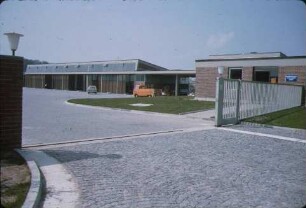 Autobahnmeisterei Freiburg, Verwaltung und Kfz-Halle