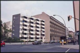 Wohngebäude an einer Kreuzung