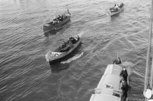 Beiboote : Vier Beiboote auf dem Weg zu einem Schiff.