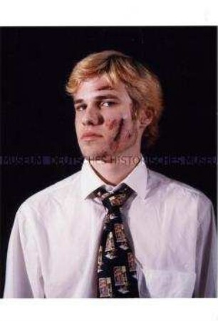 Junger Mann mit Krawatte mit geschminkter Gesichtsverletzung (Zusätzlich eingereichtes Foto zum Sonderthema: Ein Bild von mir - Selbstporträts und Selbstdarstellungen)