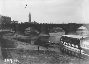 Dresden, Blick über das Terrassenufer auf die Augustusbrücke