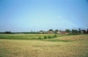 Kuddewörde (Kreis Herzogtum Lauenburg): Dorfansicht mit Feld