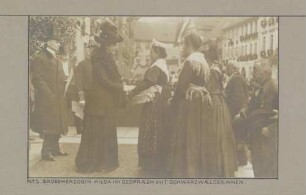 Großherzogin Hilda im Gespräch mit Schwarzwälderinnen