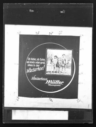 Werbung des Kleiderhaus Müller in der Maingasse mit Slogan "Ob Vater, ob Sohn, ob klein oder groß, alles in der Lederhos!"