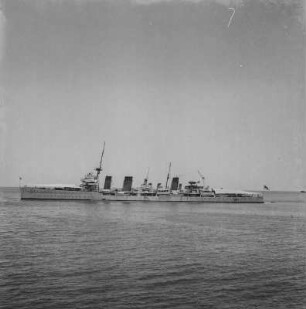Schiff : Ein Passagierschiff im Hafen von Aden