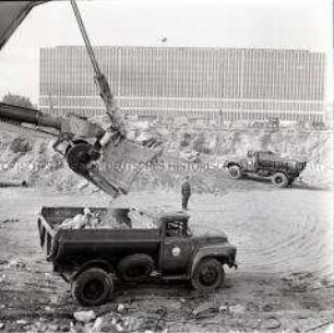 Sowjetische Soldaten beseitigen Fundamente des Berliner Stadtschlosses für den Bau des Palastes der Republik