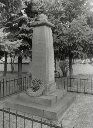 Denkmal für die Gefallenen des 1. Weltkrieges : Denkmal für die Gefallenen des 1. Weltkrieges. Sandstein (nach 1918). Milkel, Kirchhof