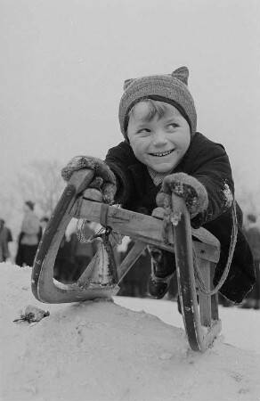 Leipzig, Johannapark. Kinder beim Ski- und Schlittenfahren, Junge auf einem Schlitten liegend