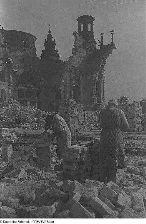 Dresden. Trümmerfrauen beim Ziegelputzen an der Ruine des Ausstellungspalastes