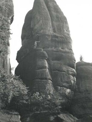 Sächsische Schweiz. Schmilkaer Felsgebiet, Vorderer Verborgener Turm. Seilschaft K. Gonda, W. Müller und E. Unger bei einem Erstbegehungsversuch am Querweg (VIIIb). 27.5.1951