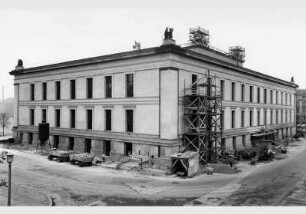 Blick auf das zum Teil eingerüstete Alten Museums