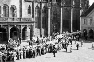 Freiburg: Spalier in das Münster, vom Kaufhaus