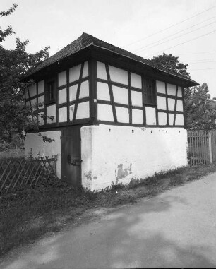 Triebel-Sachsgrün, Dorfstraße 1. Rittergut. Altes Milchhäuschen. Straßenansicht