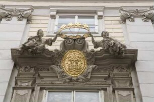 Zwei Frauen eine Krone haltend, Wappenkartusche mit Emblem des Prinzen Eugen