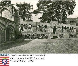 Gelnhausen, Kaiserpfalz (um 1210) / Hoffront des Palas mit romanischen Arkaden; links: Torhalle