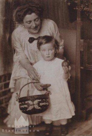 Mutter mit ihrem kleinen Mädchen, das ein Körbchen hält