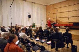 Jubiläumskonzert 450 Jahre Sächsische Landesbibliothek und 150 Jahre Musikhochschule Dresden : Dresdner Musikschätze in historischer Überlieferung und moderner Aufführung. Gemeinsame Festveranstaltung der Musikhochschule und der SLUB Dresden in der Musikhochschule Dresden am 15. November 2006. Solisten der Hochschule für Musik "Carl Maria von Weber" Dresden spielen Instrumentalwerke des 18. Jahrhunderts nach Quellen in der Musikabteilung der Sächsischen Landesbibliothek – Staats- und Universitätsbibliothek Dresden (Ouvertüre von W. Gansbeck, Sonate in e von Johann Georg Pisendel, Sonaten in f und G von Johann Gottlieb Graun). Konzert und Gäste im Saal