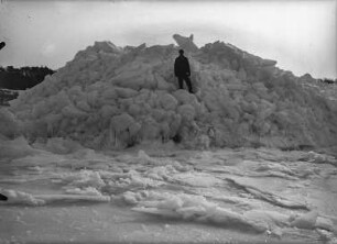 Zugefrorene Ostsee. Mann auf Packeis, für den Fotografen posierend