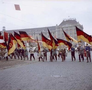 Dresden. Demonstration zum 1. Mai entlang der Ernst-Thälmann-Straße, Tribüne auf dem Altmarkt