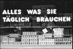 Schaufenster mit Schriftzug "Alles was sie täglich brauchen"