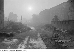 Baustelle in der Windmühlenstraße im Gegenlicht