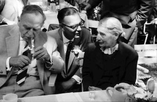 12. Tagung 1962 Physik; Bayrisches Frühstück: Otto Hahn, Graf Lennart Bernadotte, L. Meitner