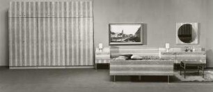 Schlafzimmer : Leipziger Herbstmesse, 1973. Schlafzimmer (1973; VEB Möbelwerke Quedlinburg). Anbauschränke, Nachtschränke und Doppelbett