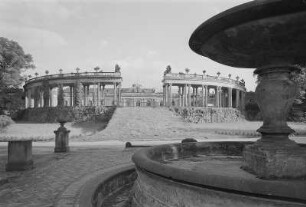 Potsdam. Schloss Sanssouci, Blick durch die Mittelöffnung der Kolonnade auf das Schloß