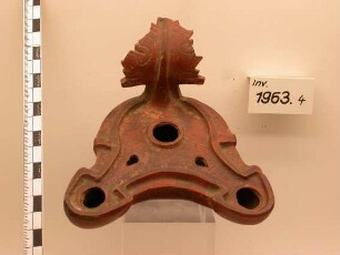 Zweiflammige Öllampe mit Henkelaufsatz in Form eines Ahornblattes