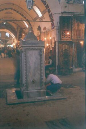 Istanbul. Brunnen im Labyrinth des orientalischen Basars (Gedeckter Basar)