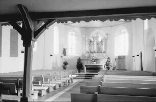 Betberg: Evangelische Kirche nach der Renovierung; innen; Altar und Orgel im Chor
