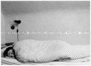 Schlafender junger Mann im Bett (Sonderthema: Traum-Bilder)
