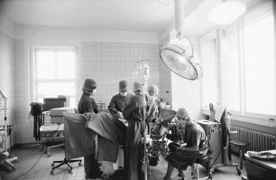 Freiburg: Altes Diakoniekrankenhaus Frauenklinik, Marienstraße; Operationssaal während Operation