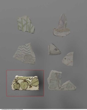 Fragment einer Kompositfliese mit pflanzlicher Darstellung