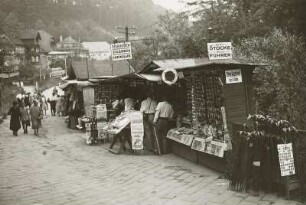 Rathen. Straße im Amselgrund mit Andenken-Kiosken