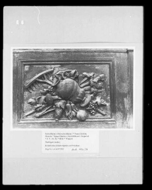 Ostportal — Gartengerät und Früchte