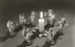 Weihnachtliche Dekoration mit Figuren (u. a. Wendt und Kühn). Holz, gedrechselt, lackiert