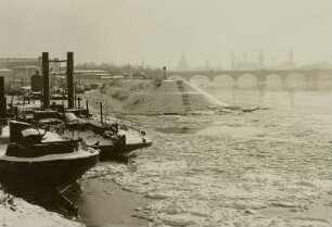 Verkehrs- und Winterhafen mit Schleppern gegen die Eisenbahnbrücke über die Elbe und die Altstadtsilhouette : Dresden-Neustadt. Verkehrs- und Winterhafen mit Schleppern gegen die Eisenbahnbrücke über die Elbe und die Altstadtsilhouette. Winteraufnahme