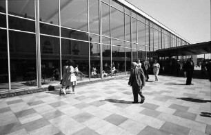 Pforzheim: Neuer Hauptbahnhof mit Vorplatz; Glashalle von außen