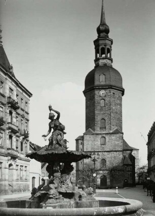 Marktbrunnen (Sendig-Brunnen) : Ansicht mit Marktbrunnen (1896) und Turm der Stadtkirche St. Johannis (1668-1671; 1705-1709 Wiederaufbau)
