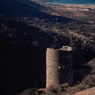 Andros, Hellenistischer Rundturm über Gávrion, 20m hoch, mehrstöckig, Schutz eines Bergwerks. Sett.9