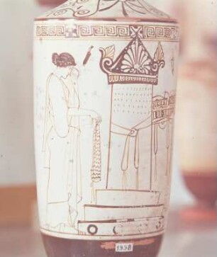 Athen. Archäologisches Nationalmuseum, 1958. Weiße Lekythe, 6cm. Trauernde am Grab